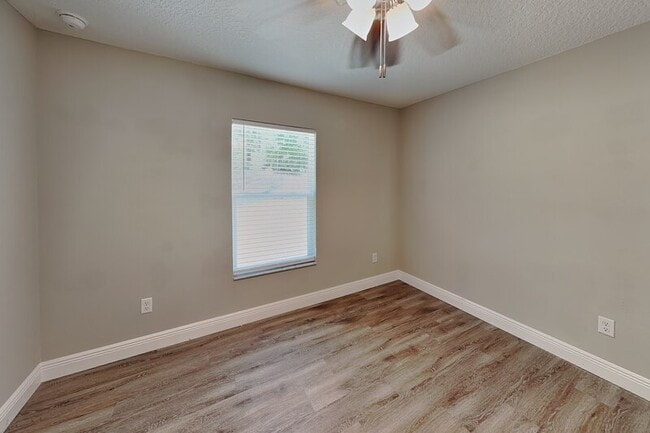 Building Photo - 7961 N Primrose Dr