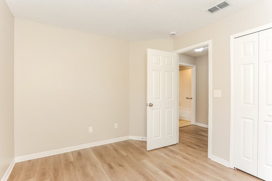 Building Photo - 3416 International Village Dr W