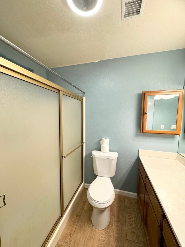 Building Photo - Great Views/3BED 2BATH/SOLAR/Move in ready