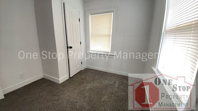 Building Photo - 3 Bedroom 2 Bathroom home in Kansas City!