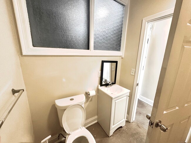 Building Photo - 77 Bank St