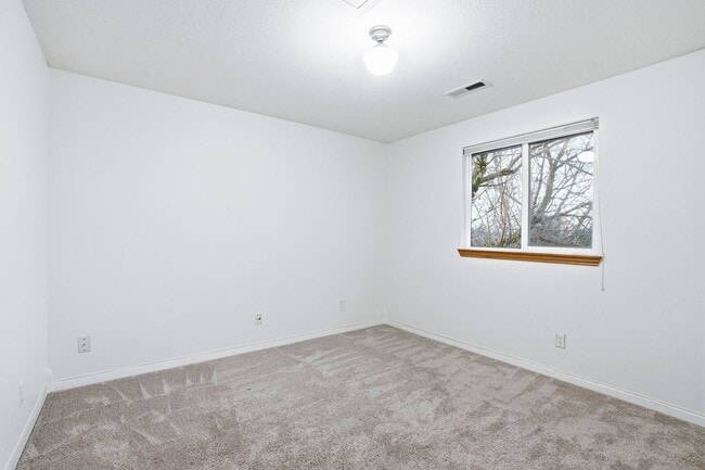 Building Photo - 10931 SE Henderson Dr