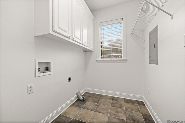 Building Photo - 10638 Hillmont Ave