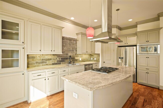 Building Photo - 1655 Castle Ct