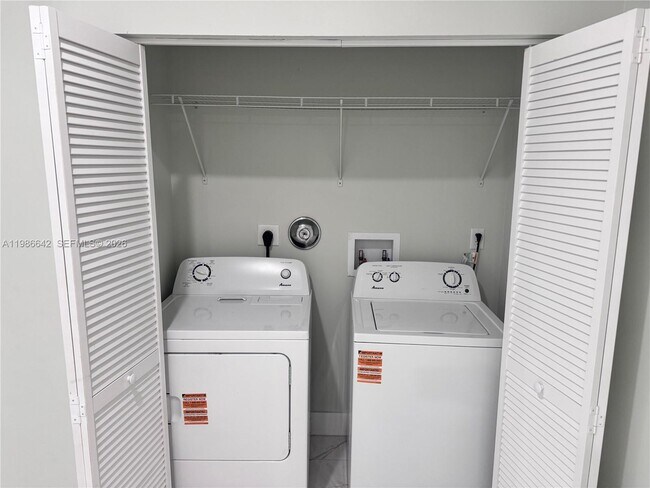 Building Photo - 521 NW 22nd Ave