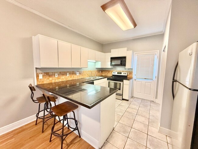 Building Photo - Charming 2 Bed 1 Bath Apartment