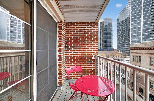 Building Photo - 543 Main St