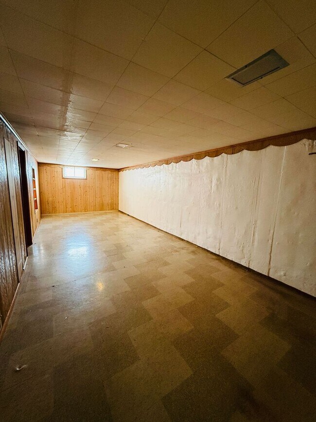 Building Photo - Spacious 3 bedroom home for Rent in Bellefontaine Neighbors