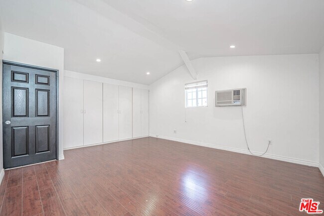 Building Photo - 20746 Clarendon St