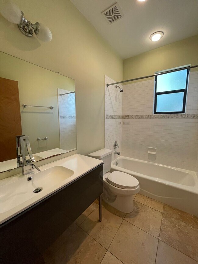 Building Photo - 5bed/3bath house in North Campus