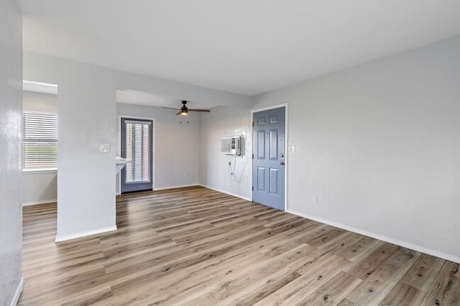 Building Photo - Renovated 1bed/1bath Apartment Home