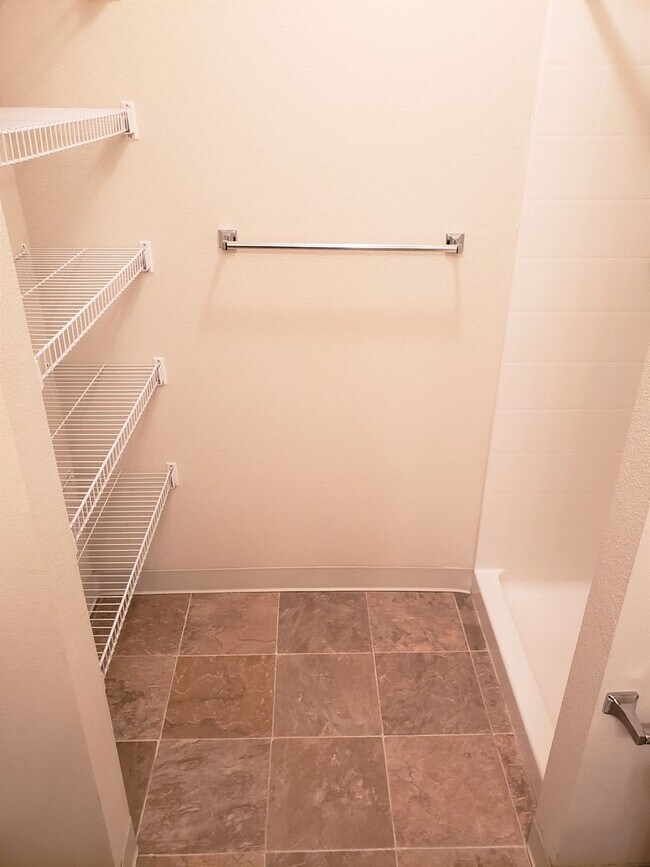 Building Photo - 1001 W Broadway Ave