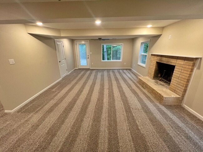 Building Photo - Great 4 Bed 3 Bath House In Parkade!