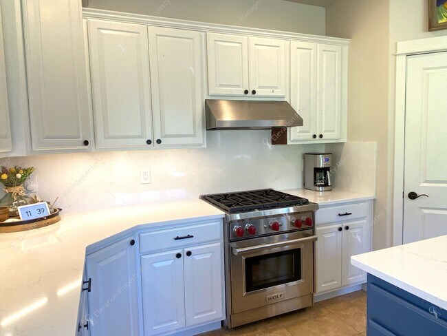Building Photo - Stunning High-End Home on the 17th Hole at...