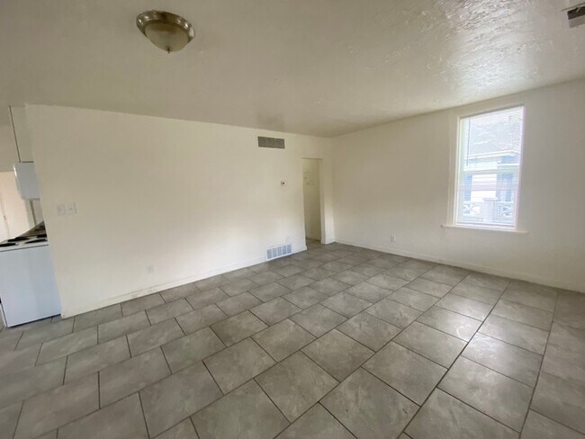 Building Photo - 856 S 900 W