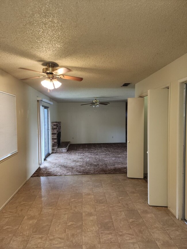 Building Photo - 3 Bedroom, 2 Bathrooms, 2 Car Garage, Den/...