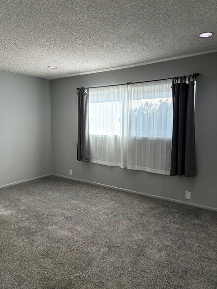 En-Suite w/South Facing Windows - 1520 Spruce St