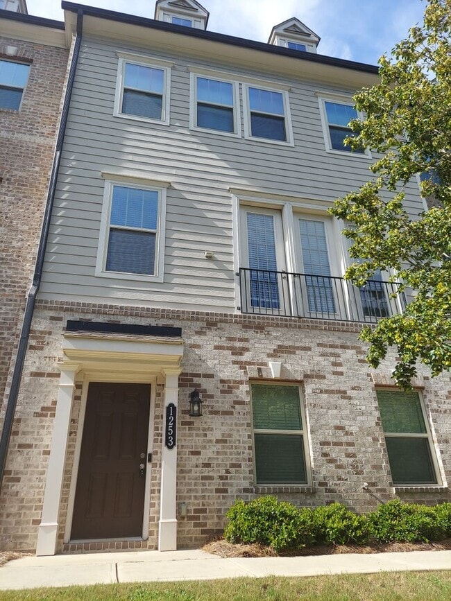 Building Photo - Large 3 Bedroom Luxury Townhome on Silver ...