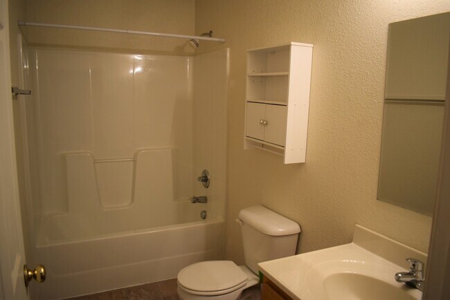 Building Photo - 3 bedroom 2 Bathroom Duplex in Hunters Ridge
