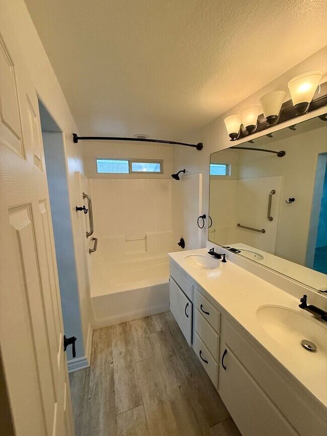 Building Photo - 4BR w/ Pool, Solar & A/C in Perris