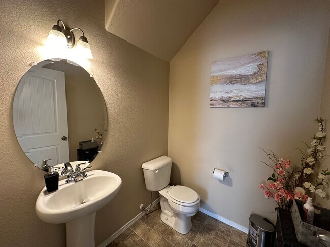 Building Photo - 2 Bed 3 Bath Townhouse with  2 Car Attache...