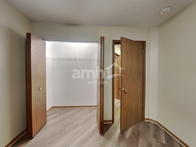 Building Photo - 5 Andover Ct