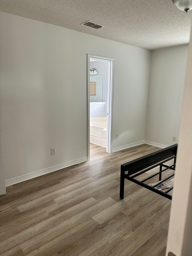 Building Photo - Large 4 bed / 3 bath home minutes from Nav...