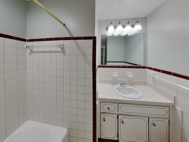 Building Photo - Updated 3 Bed, 2 Bath Home with Fenced Yard & Sunroom in Jacksonville, FL