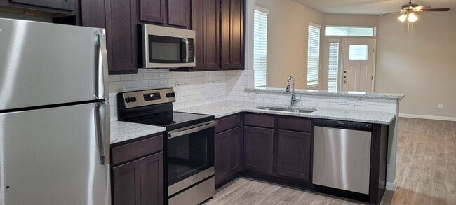 Building Photo - New 3/2 Townhome in Cibolo