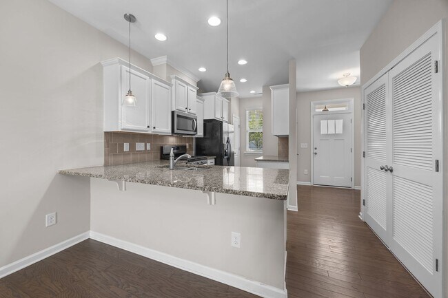 Building Photo - Gorgeous and Spacious 3 Bedroom Townhome, ...