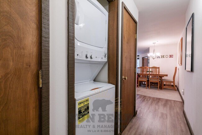 Building Photo - Adorable Condo w Elevator & Open Condo Garage