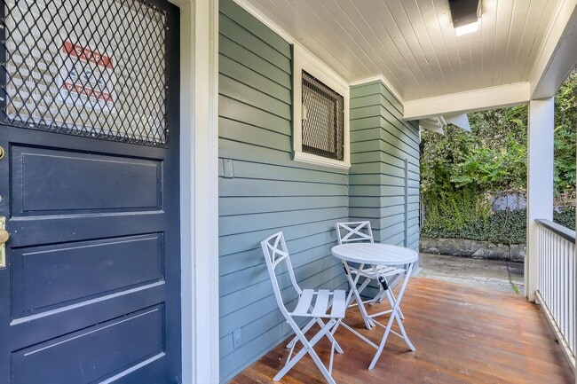 Building Photo - Beautiful Craftsman on Broadway with Live-Work Space Option