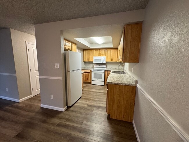 Building Photo - 3 bedroom, 2 bath, two car garage in Stead- pets welcome!