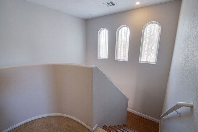 Building Photo - 4 bedroom 3 bath centrally located home