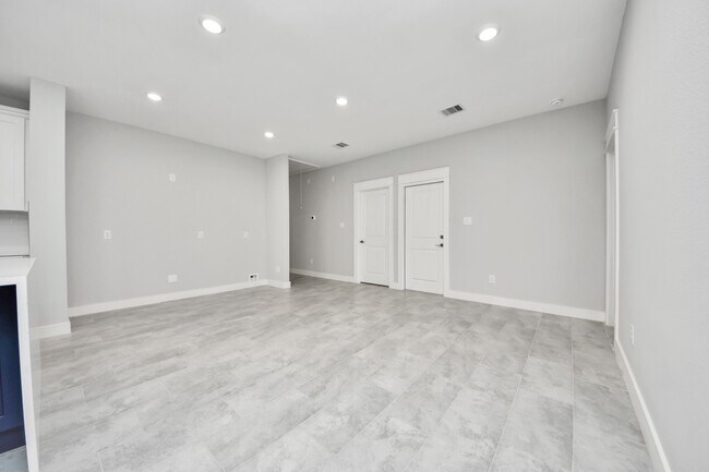 Building Photo - 1307 Laskey St
