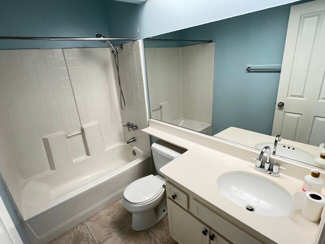 Building Photo - Light Filled 2 Bed 2 Bath Tustin Condo wit...