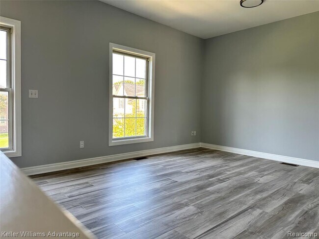 Building Photo - 1627 E Lakeview Ln