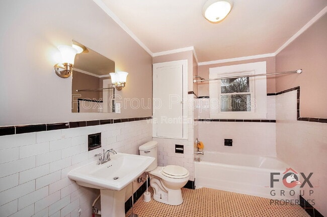 Building Photo - 332 W McLelland Ave