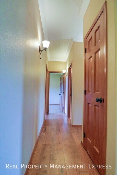 Building Photo - 7905 S Grass Creek Dr