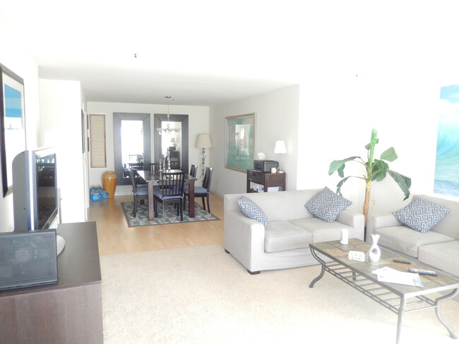 Building Photo - 2 Bed, 2 Bath Fully Furnished La Jolla Sho...