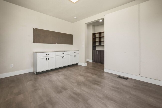 Building Photo - 64144 Pioneer Loop