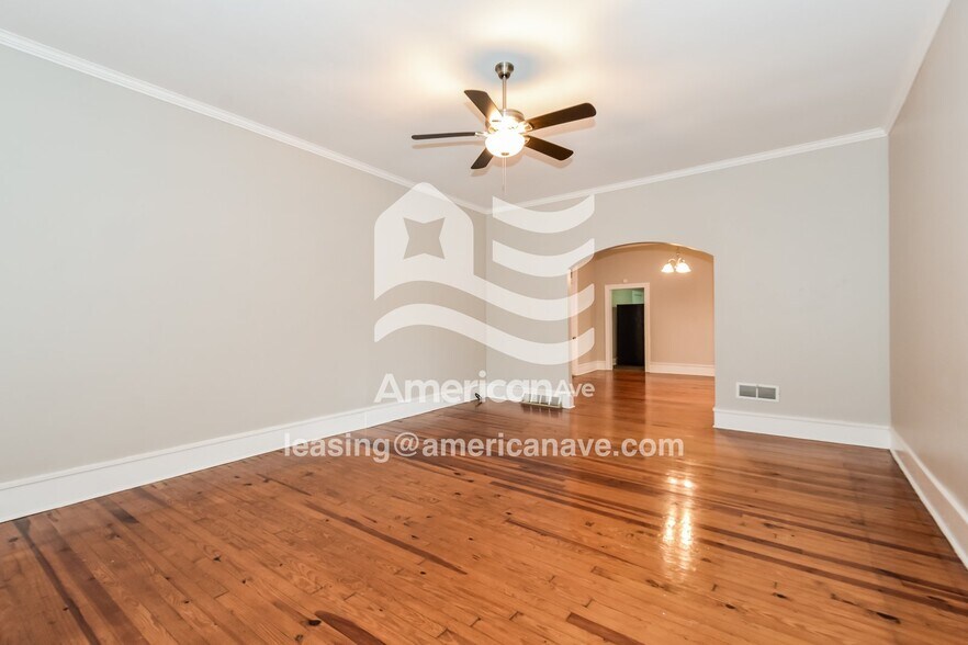 Building Photo - 3213 River Dr