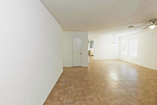 Building Photo - 2508 Clear Brook Dr