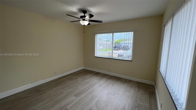 Building Photo - 2561 NE 10th Ct