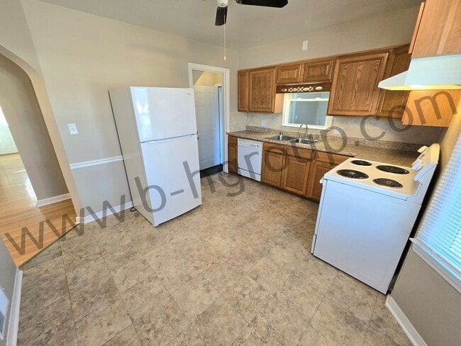 Building Photo - Great Location!