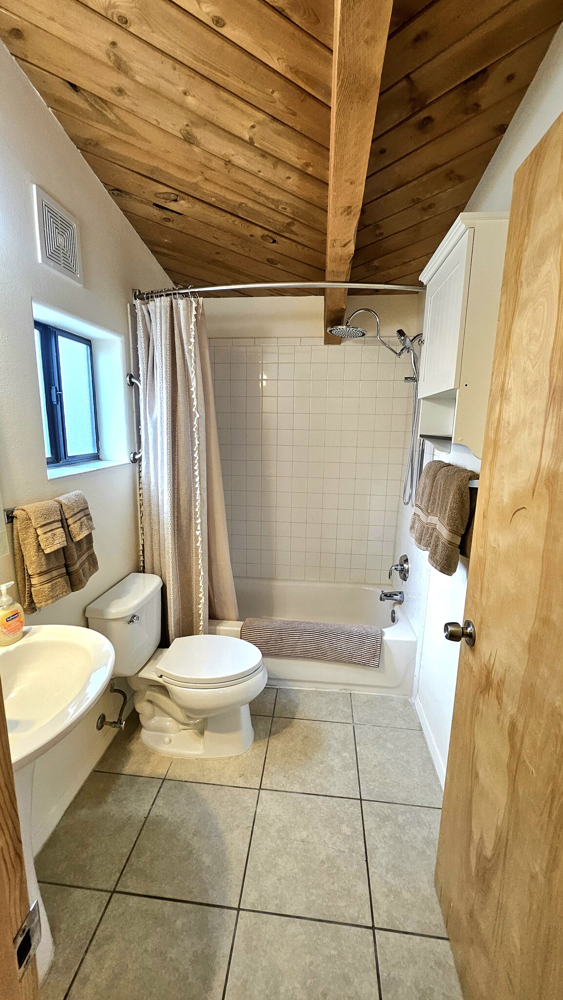 Building Photo - 409 La Joya Rd