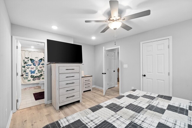 Building Photo - 418 Oak St