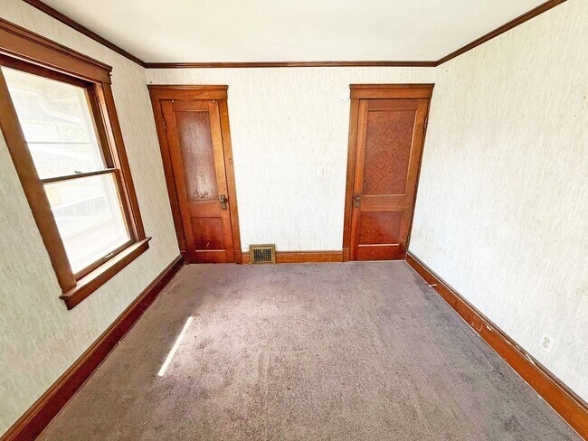 Building Photo - 3 BED 1 BATH BEAUTIFUL SINGLE FAMILY HOME ...