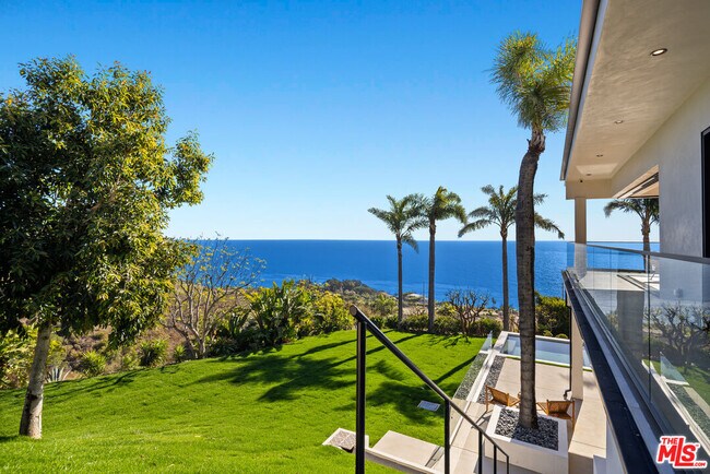 Building Photo - 4732 Avenida Del Mar