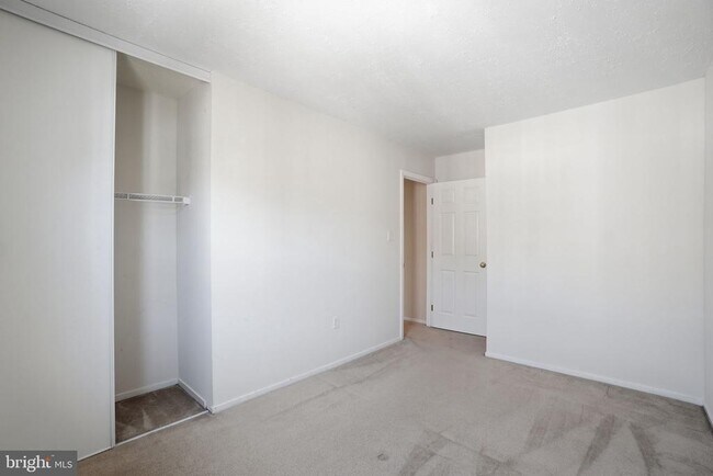 Building Photo - 2391 Hunters Square Ct